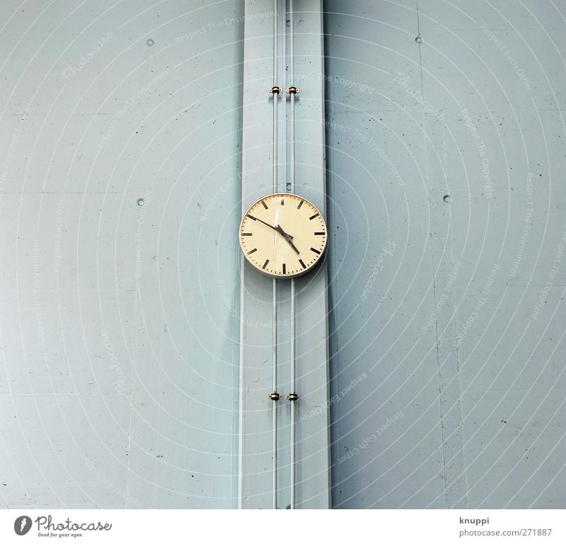 time Freizeit & Hobby Zeit blau Wand Rohrleitung hell hell-blau beige Loch Beton Betonwand Halle Zifferblatt Zeitplanung Uhr Uhrenzeiger Wanduhr 2 1