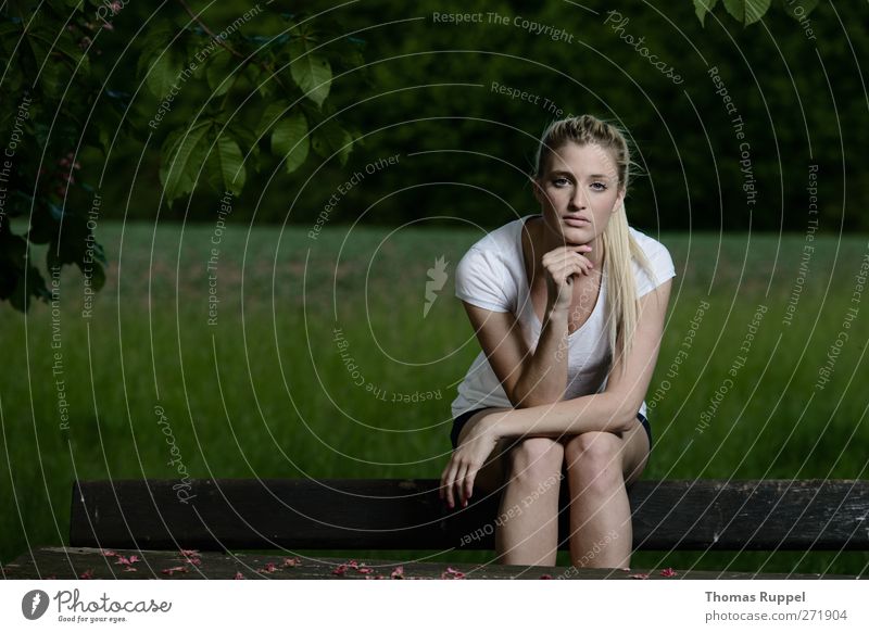 Im Grünen Ausflug Sommer Garten Mensch feminin Junge Frau Jugendliche Erwachsene 1 18-30 Jahre Natur Landschaft Wiese Feld blond langhaarig Zopf beobachten