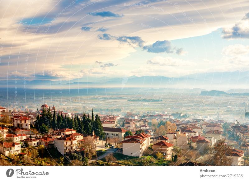 Griechisches Stadtpanorama bei Sonnenuntergang mit Häusern mit rotem Dach, Tal und Berge im Hintergrund, Kalambaka, Thessalien, Griechenland Kalabaka Herbst