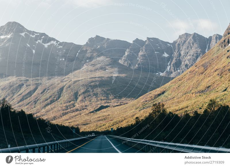 Leere Straße in den Bergen Hügel Berge u. Gebirge Gipfel Natur Autobahn ausleeren Landschaft Höhe Felsen Top Ferien & Urlaub & Reisen Abenteuer schön Klippe