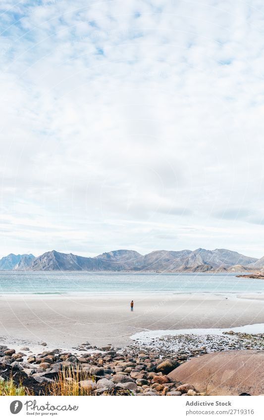 Anonyme Person, die auf dem Meer steht. Wellen Küste See Wasser Hügel Berge u. Gebirge Gipfel Natur Ferien & Urlaub & Reisen Aussicht malerisch Halde Landschaft