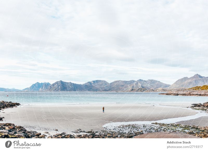 Anonyme Person, die auf dem Meer steht. Wellen Küste See Wasser Hügel Berge u. Gebirge Gipfel Natur Ferien & Urlaub & Reisen Aussicht malerisch Halde Landschaft