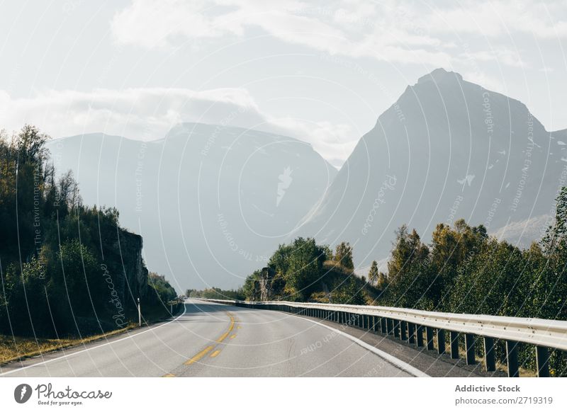 Leere Straße in den Bergen Hügel Berge u. Gebirge Gipfel Natur Autobahn ausleeren Landschaft Höhe Felsen Top Ferien & Urlaub & Reisen Abenteuer schön Klippe