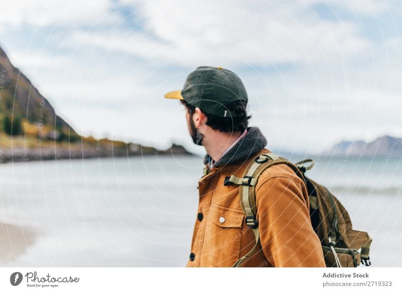 Tourist Mann am See Berge u. Gebirge Hügel Rucksack Wanderer Trekking Wasser Mensch Gipfel Natur Ferien & Urlaub & Reisen Aussicht malerisch Halde Landschaft