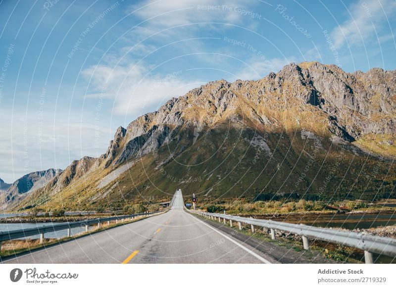 Asphaltstraße in den Bergen Straße Hügel Berge u. Gebirge Gipfel Natur Autobahn ausleeren Landschaft Höhe Felsen Ferien & Urlaub & Reisen Abenteuer schön Klippe