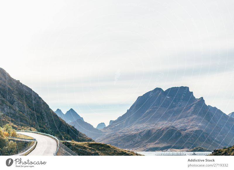 Schmale Straße in den Bergen Berge u. Gebirge See Wege & Pfade Ausflug Autobahn Natur schmal Landschaft Wasser Herbst Himmel Aussicht majestätisch ruhig