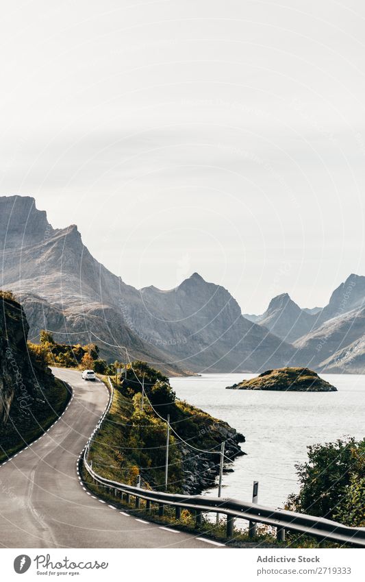 Schmale Straße in den Bergen Berge u. Gebirge See Wege & Pfade Ausflug Autobahn Natur schmal Landschaft Wasser Herbst Himmel Aussicht majestätisch ruhig