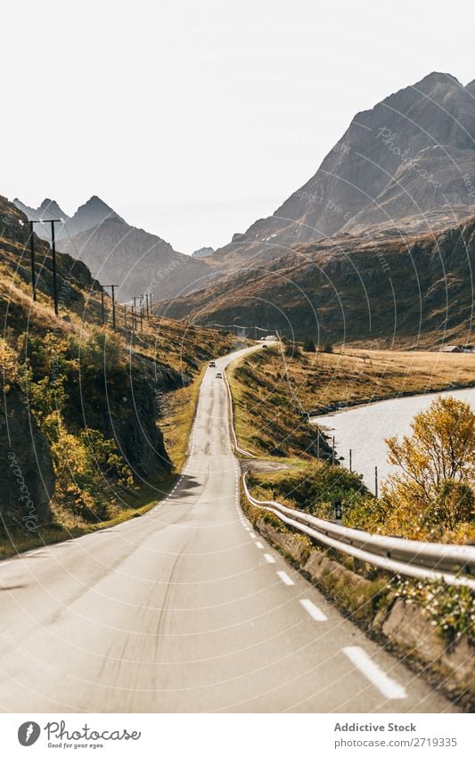 Schmale Straße in den Bergen Berge u. Gebirge See Wege & Pfade Ausflug Autobahn Natur schmal Landschaft Wasser Herbst Himmel Aussicht majestätisch ruhig