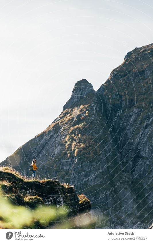 Frau in den Bergen Berge u. Gebirge Aussicht wandern Freiheit Gipfel Rucksack Abenteuer Felsen Klippe Trekking Tourist Ferien & Urlaub & Reisen extrem Aktion