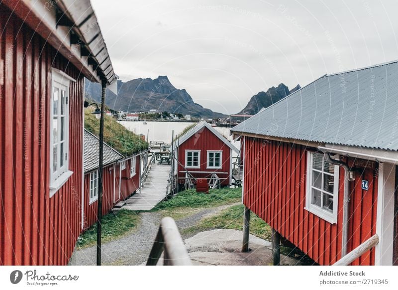 Häuser im Bergdorf Haus Berge u. Gebirge Dorf Gebäude See Natur Landschaft Wasser Himmel Aussicht majestätisch ruhig Idylle Schottisches Hochlandrind wunderbar