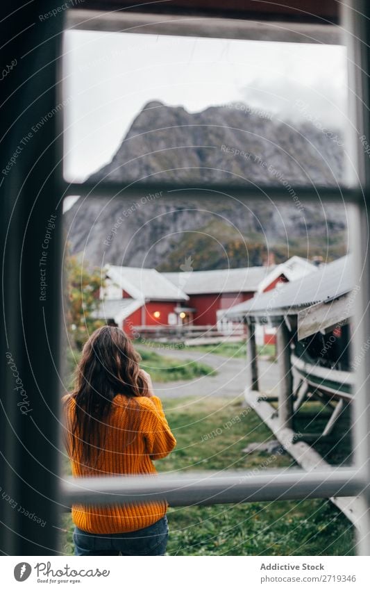 Frau genießt die Aussicht Dorf Berge u. Gebirge genießend Erholung ruhen Wasserfahrzeug Baracke Tourist Ferien & Urlaub & Reisen Mensch Freizeit & Hobby