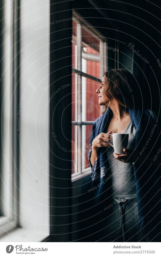 Frau mit Tasse am Fenster Kaffee Morgen Mensch Becher Tee trinken schön hübsch attraktiv Erholung ruhen Freizeit & Hobby Getränk genießend Aussicht