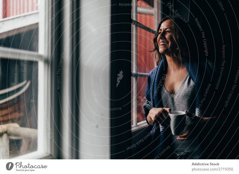 Frau mit Tasse am Fenster Kaffee Morgen Mensch Becher Tee trinken schön hübsch attraktiv Erholung ruhen Freizeit & Hobby Getränk genießend Aussicht