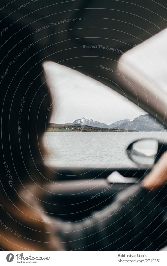 Person mit eigenem Auto am See Mensch PKW Aussicht Hügel Fahrer Wasser Berge u. Gebirge Gipfel Natur Landschaft Höhe Felsen Ferien & Urlaub & Reisen Abenteuer