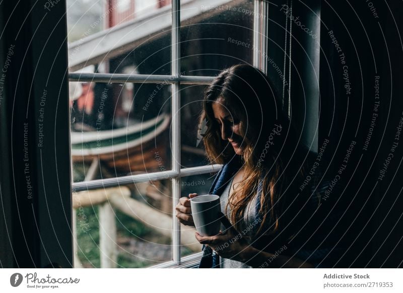 Frau mit Tasse am Fenster Kaffee Morgen Mensch Becher Tee trinken schön hübsch attraktiv Erholung ruhen Freizeit & Hobby Getränk genießend Aussicht