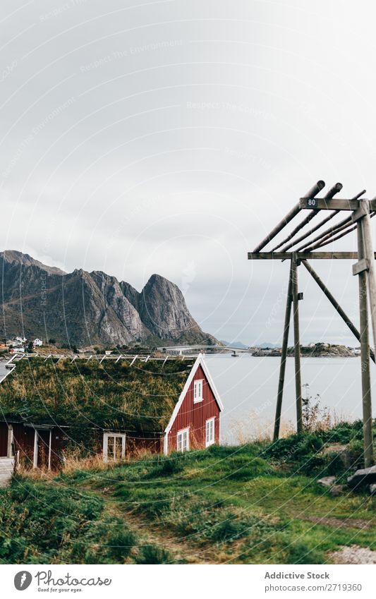 Blick auf das rote Haus Gebäude Gras Dach Moos Fassadenverkleidung Vogelbeerbaum Dorf Himmel Landschaft Aussicht ruhig Idylle wunderbar spektakulär erstaunlich