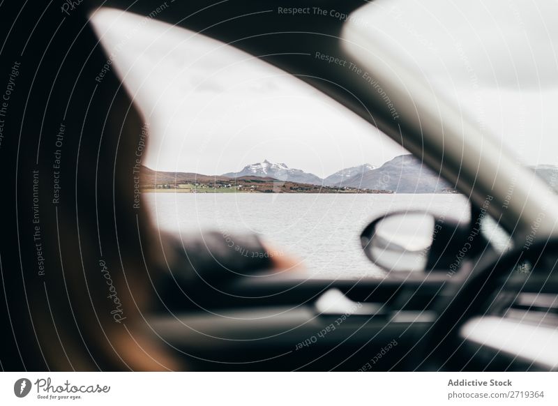 Person mit eigenem Auto am See Mensch PKW Aussicht Hügel Fahrer Wasser Berge u. Gebirge Gipfel Natur Landschaft Höhe Felsen Ferien & Urlaub & Reisen Abenteuer