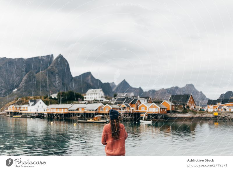 Frau mit Kamera Fotokamera See Mensch Reisender Tourist Natur Glück Fotografie Freizeit & Hobby Ferien & Urlaub & Reisen Wasser Berge u. Gebirge Aussicht