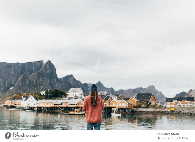 Frau mit Kamera Fotokamera See Mensch Reisender Tourist Natur Glück Fotografie Freizeit & Hobby Ferien & Urlaub & Reisen Wasser Berge u. Gebirge Aussicht