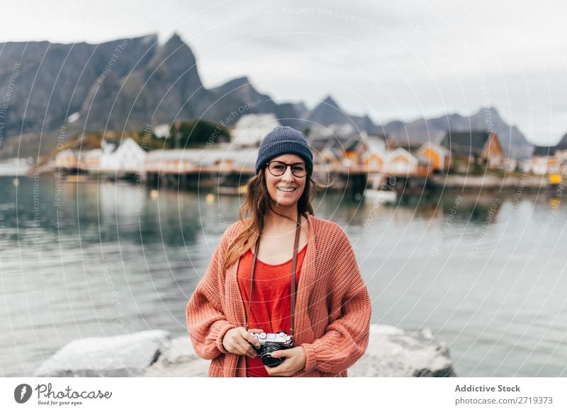 Frau mit Kamera Fotokamera See Mensch Reisender Tourist Natur Glück Lächeln Fotografie Freizeit & Hobby Ferien & Urlaub & Reisen Wasser Berge u. Gebirge