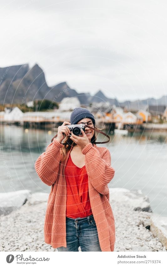 Frau mit Kamera Fotokamera See Mensch Reisender Tourist Natur Glück Lächeln Fotografie Freizeit & Hobby Ferien & Urlaub & Reisen Wasser Berge u. Gebirge