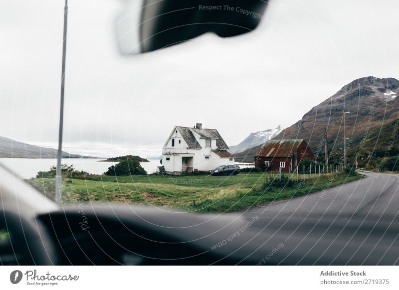 Kleines Haus vom Auto aus PKW Aussicht klein niedlich Straße Ausflug See Hügel Berge u. Gebirge Natur Landschaft Ferien & Urlaub & Reisen Abenteuer schön