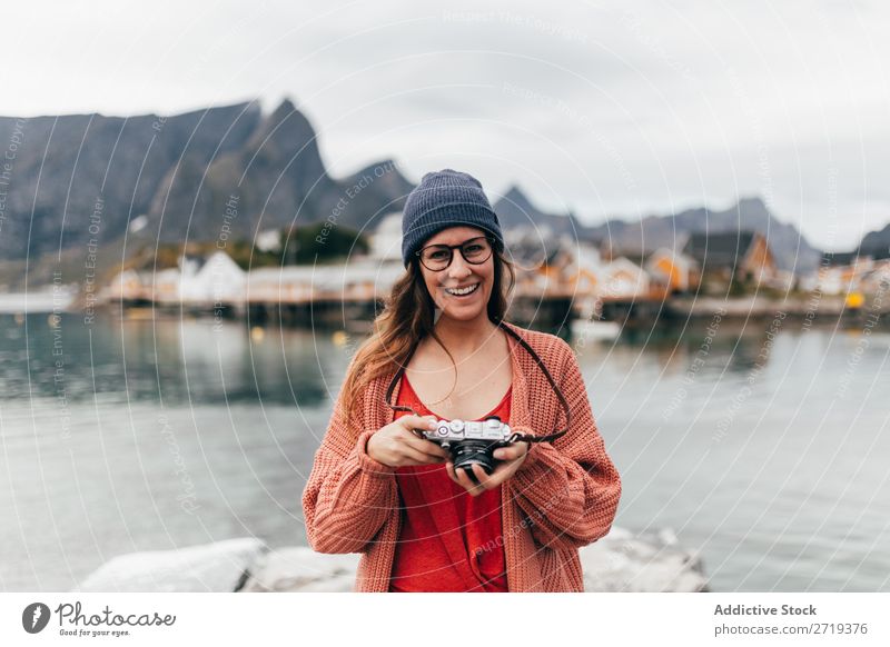 Frau mit Kamera Fotokamera See Mensch Reisender Tourist Natur Glück Lächeln Fotografie Freizeit & Hobby Ferien & Urlaub & Reisen Wasser Berge u. Gebirge