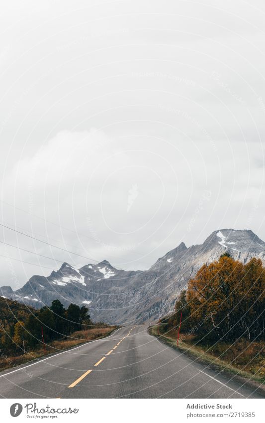 Asphaltstraße in den Bergen Straße Hügel Berge u. Gebirge Gipfel Natur Autobahn ausleeren Landschaft Höhe Felsen Ferien & Urlaub & Reisen Abenteuer schön Klippe