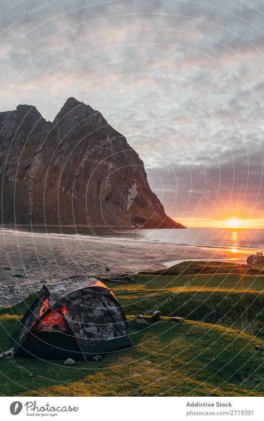 Landschaft des Sonnenuntergangs Bucht Hügel Natur Meer Ferien & Urlaub & Reisen Himmel Zelt Klippe Strand Küste Erholung Tourist Aussicht schön Mensch Frau