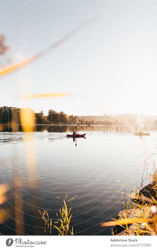 Person, die morgens auf dem See segelt. Morgen Reisende Segeln Tourismus Freiheit Reflexion & Spiegelung Landschaft Natur Sport Ferien & Urlaub & Reisen Wasser