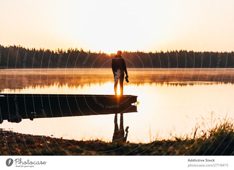 Person am Seeufer im Morgendunst Reisender ruhig Reflexion & Spiegelung mehrfarbig Freiheit Landschaft Ferien & Urlaub & Reisen Natur friedlich Aussicht Umwelt