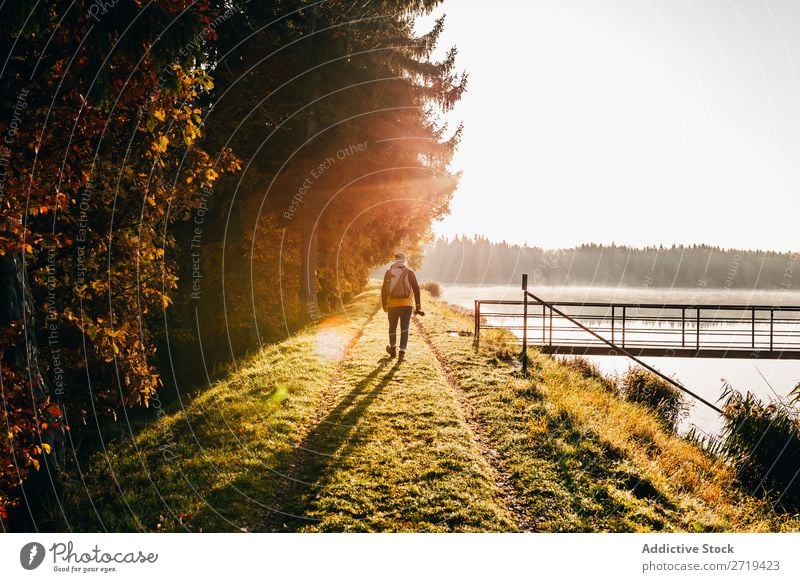 Backpacker im Morgenlicht am Seeufer Reisender ruhig Erkundung mehrfarbig Landschaft Gold Küste Freiheit Ferien & Urlaub & Reisen Natur friedlich Aussicht