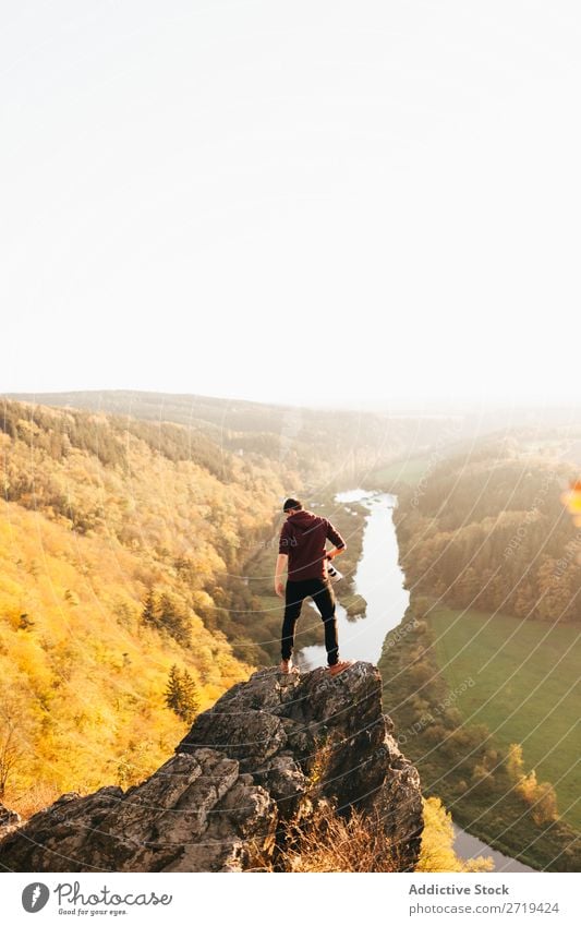 Der Mensch am Rande der Klippe in der Natur Reisender Tal Herbst Erkundung Höhe Berge u. Gebirge Gelände Aussicht Ferien & Urlaub & Reisen träumen Ausflug ruhig