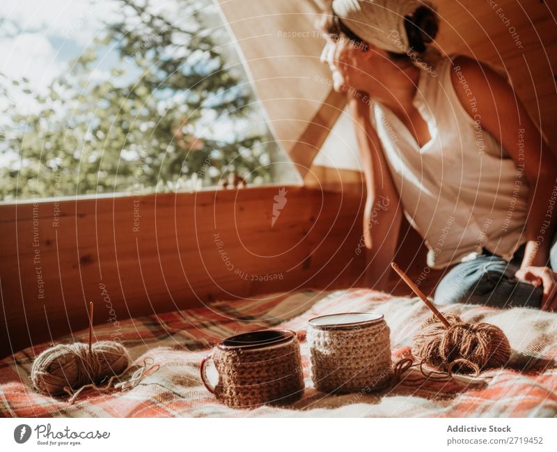 Frau auf Holzhaus genießt Sonne Sonnenlicht Natur Haus Sommer Terrasse rustikal Stil Morgen genießend abgelegen Frieden Genuss Landschaft Aufregung