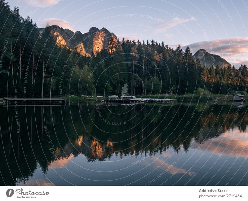 Dock am See in den Bergen der Dolomiten, Italien Berge u. Gebirge Landschaft Anlegestelle Gebäude ruhig Reflexion & Spiegelung wohnbedingt Einsamkeit Haus