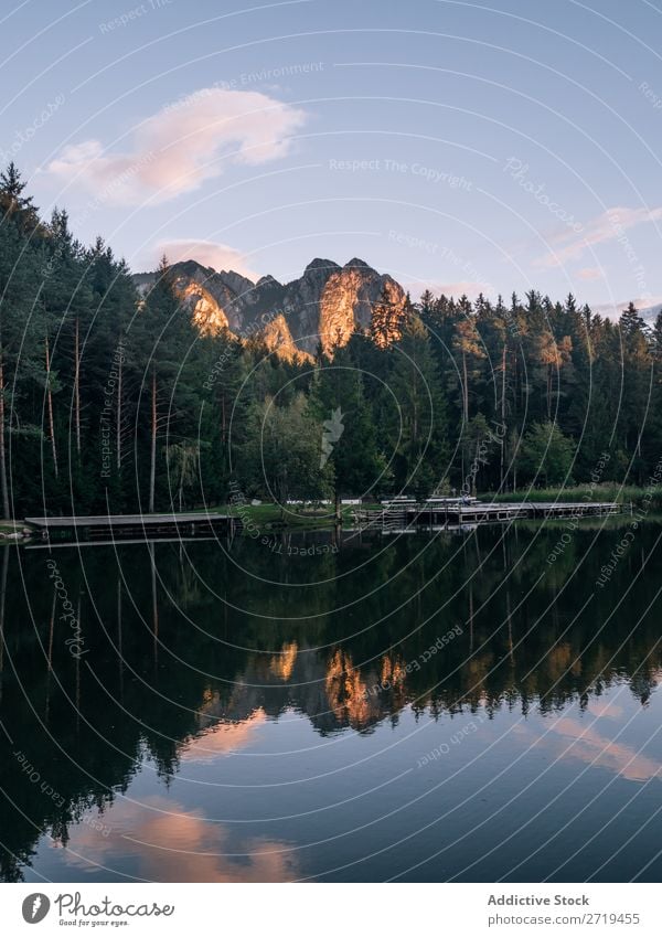 Dock am See in den Bergen der Dolomiten, Italien Berge u. Gebirge Landschaft Anlegestelle Gebäude ruhig Reflexion & Spiegelung wohnbedingt Einsamkeit Haus