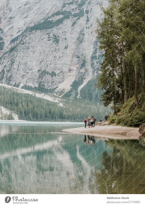 Gruppe von Menschen am See in den Bergen Berge u. Gebirge Tourismus Abenteuer Landschaft Sport Aktion Natur Außenaufnahme Panorama (Bildformat) Ausflug Wildnis