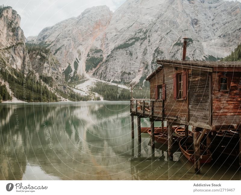 Holzsteg am See in den Bergen Dock Berge u. Gebirge Anlegestelle Gelassenheit Haus ruhig Wasser Baum Landschaft Reflexion & Spiegelung nadelhaltig Außenaufnahme