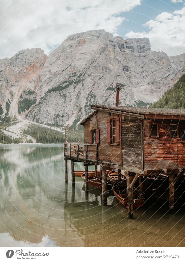 Holzsteg am See in den Bergen Dock Berge u. Gebirge Anlegestelle Gelassenheit Haus ruhig Wasser Baum Landschaft Reflexion & Spiegelung nadelhaltig Außenaufnahme