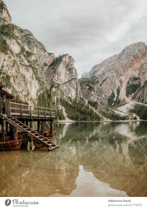 Dock am See mit Bergen im Hintergrund Berge u. Gebirge Landschaft Haus Holz Wald Wasserfahrzeug Baum Reflexion & Spiegelung nadelhaltig Außenaufnahme