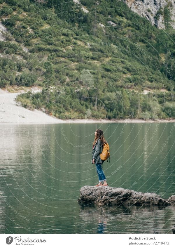 Backpackerin auf Stein im See Frau Rucksack Berge u. Gebirge Tourismus Landschaft Aktion Freiheit Tourist Abenteuer Natur Körperhaltung Wasser Rippeln