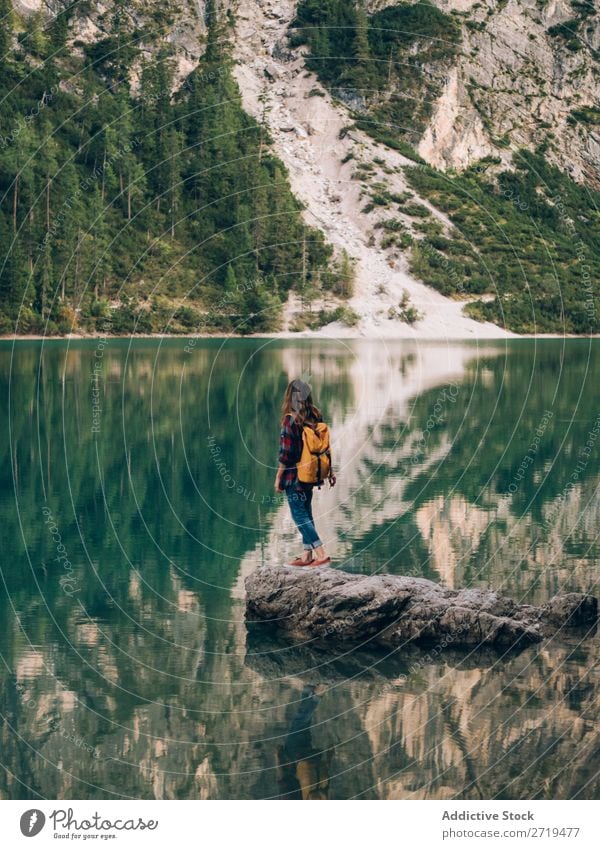 Frau mit Rucksack in der Natur Backpacker Berge u. Gebirge Ferien & Urlaub & Reisen wandern Ausflug Abenteuer Trekking Landschaft Freiheit extrem erkunden Sport