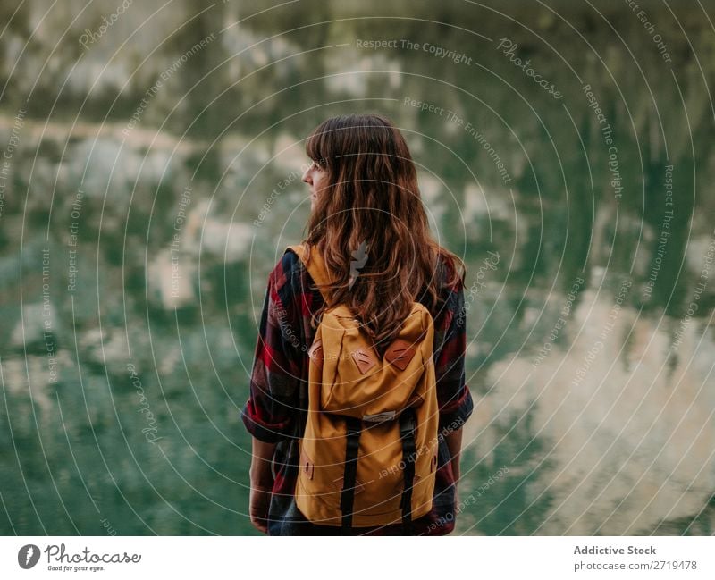 Frau mit Rucksack in der Natur Backpacker Berge u. Gebirge Ferien & Urlaub & Reisen wandern Ausflug Abenteuer Trekking Landschaft Freiheit extrem erkunden Sport