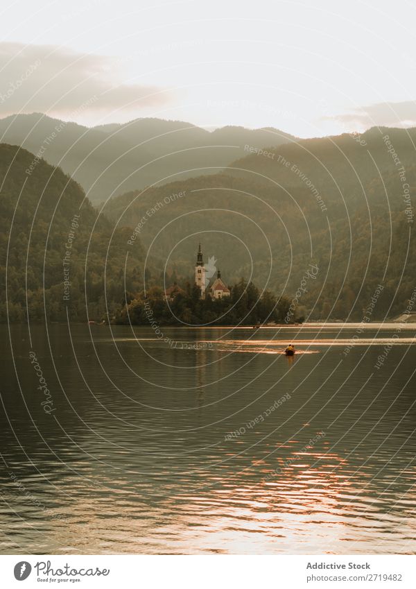 Kleine Insel mit Gebäude zwischen dem See. Bled See, Slowenien. Haus Landschaft Cottage Ferien & Urlaub & Reisen Wasser ländlich Außenaufnahme