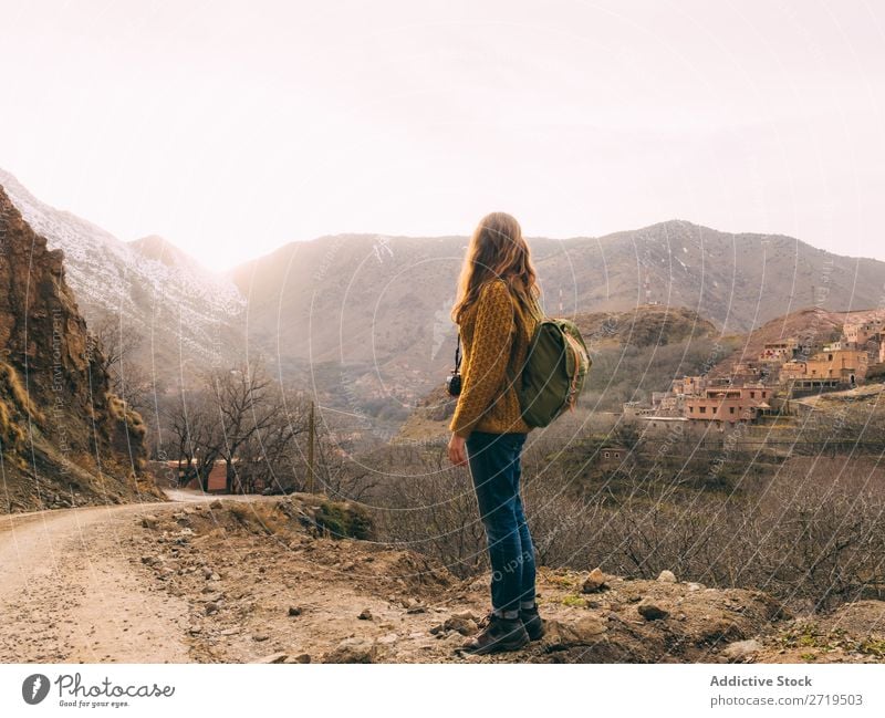 Touristin mit Rucksack Frau Dorf Ferien & Urlaub & Reisen wohnbedingt Tourismus Kultur Denkmal Reisender Ausflugsziel Architektur Wahrzeichen Backpacker