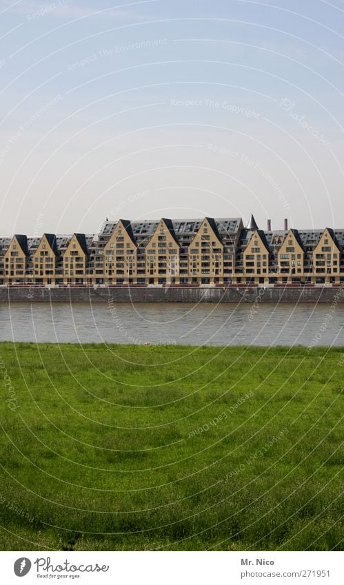 Siebengebirge Natur Wolkenloser Himmel Gras Wiese Flussufer Stadt Skyline Haus Bauwerk Gebäude Architektur Fenster Häusliches Leben Spitze grün Heimweh Reichtum