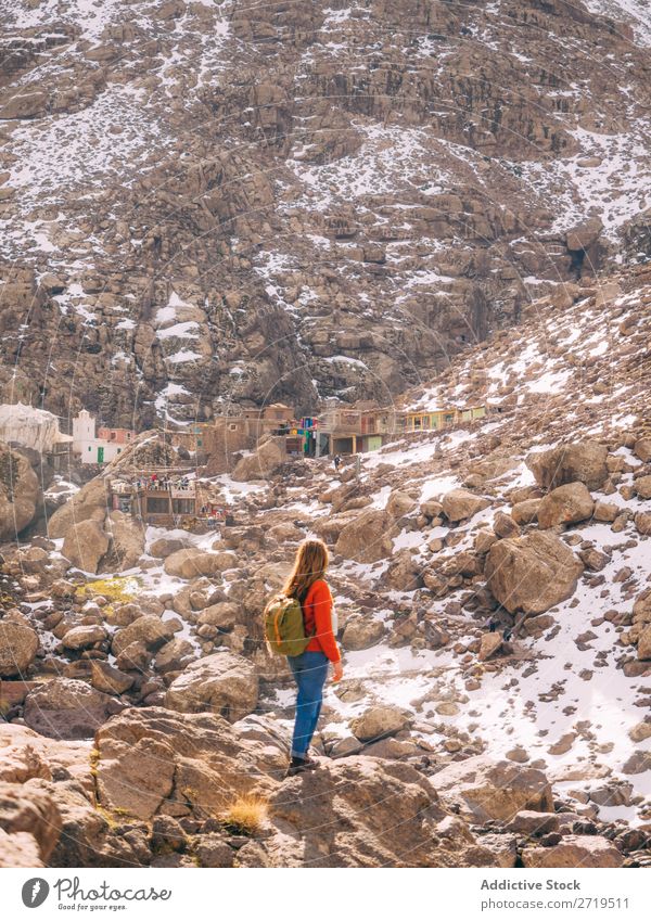 Weibliche Backpackerin in den Bergen, die die Siedlung erkundet. Frau Tourist Berge u. Gebirge Ferien & Urlaub & Reisen Dorf Tourismus Kultur Felsen Denkmal