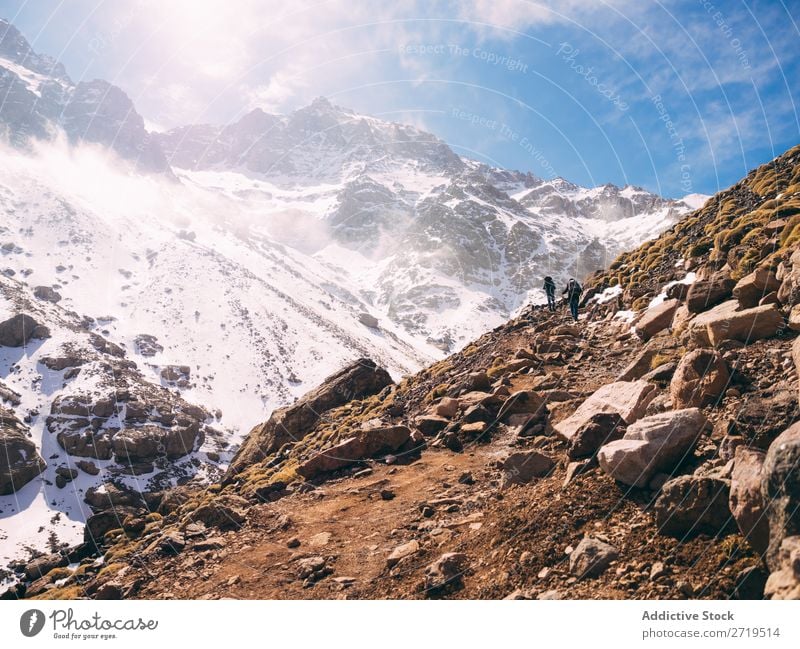 Touristische Erkundung der Berge Mensch Berge u. Gebirge Tourismus Winter Landschaft Felsen Trekking wandern Schnee Wege & Pfade laufen Ferien & Urlaub & Reisen