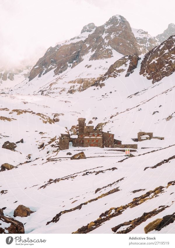 Haus im Schnee der Berge Berge u. Gebirge Winter Natur Landschaft Cottage Gebäude Architektur abgelegen Einsamkeit Schneefall Ferien & Urlaub & Reisen Felsen