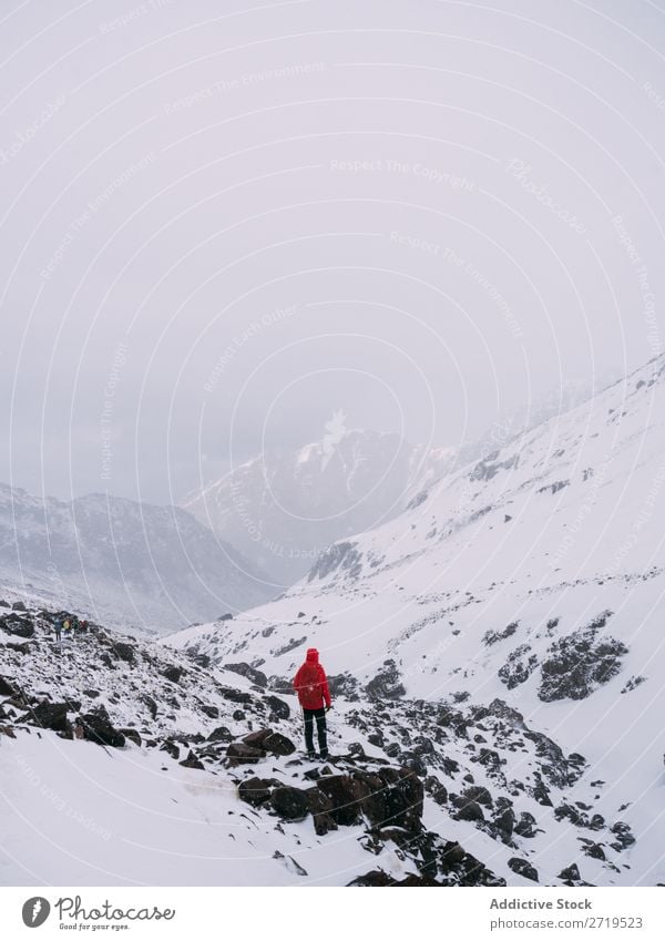 Anonyme Person in verschneiten Bergen Mensch Berge u. Gebirge Tourismus Winter Landschaft Felsen Abfahrt Schnee Wege & Pfade laufen Ferien & Urlaub & Reisen